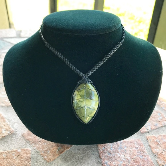 Sold macrame carved leaf serpentine necklace - Picture 5 of 8